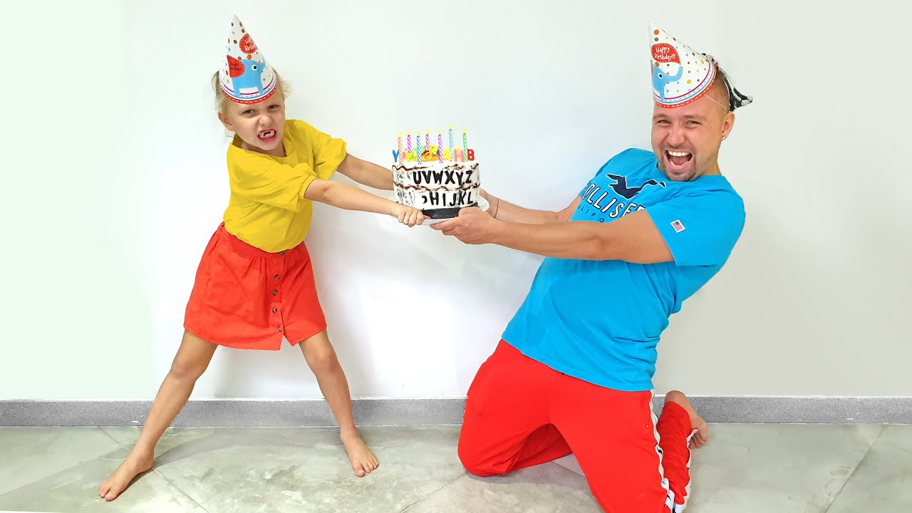 Алиса с папой играют