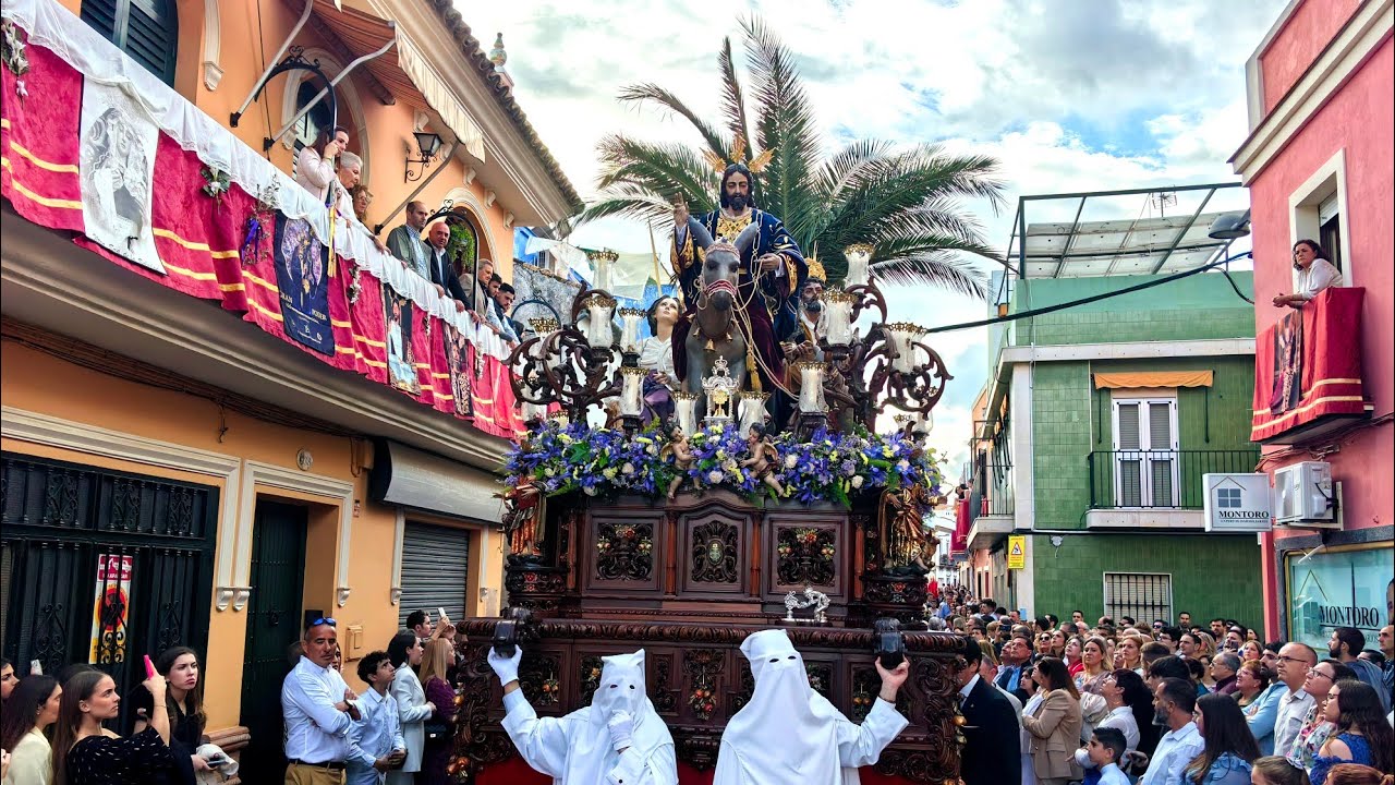 Salida procesional de la Borriquita de Dos Hermanas 2025. 