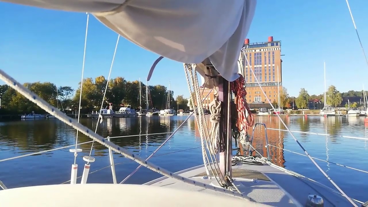 ⁣Ute med min nya Maxi 68 segelbåt! , kan inget om segling, äntligen bara utombordare. Ingen axel