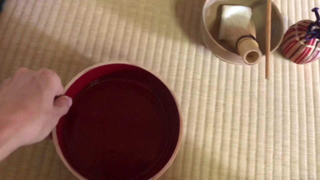 表千家 曲げの建水の扱い方 - YouTube