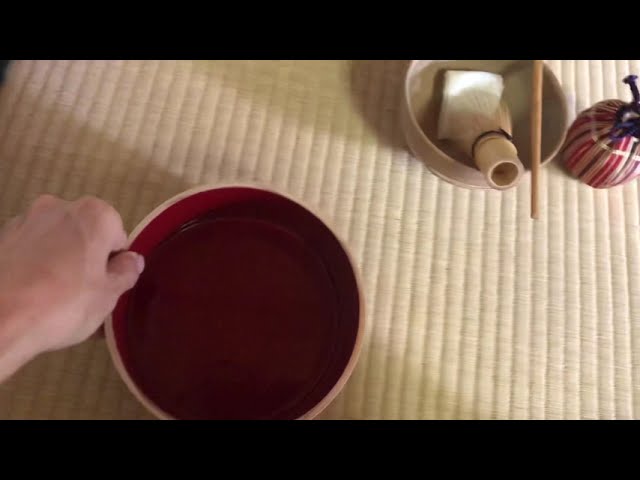 表千家 曲げの建水の扱い方 - YouTube