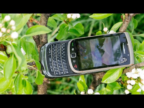 BlackBerry Torch 9800 Review | Still working it in 2022!