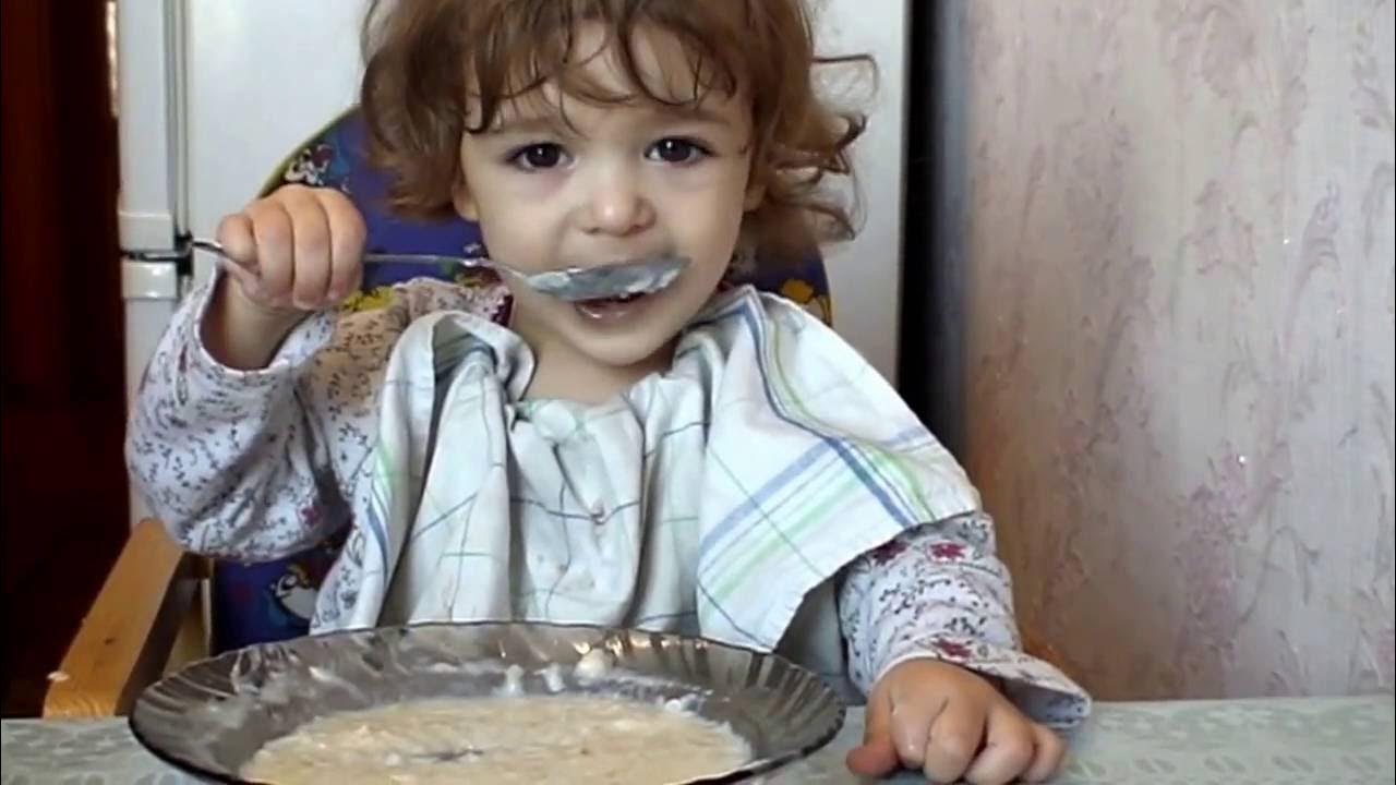 Ребенок ест кашу. Картинки миша кашу ел. Ребенок кушает. Дети кушают кашу. Кушать кашу.