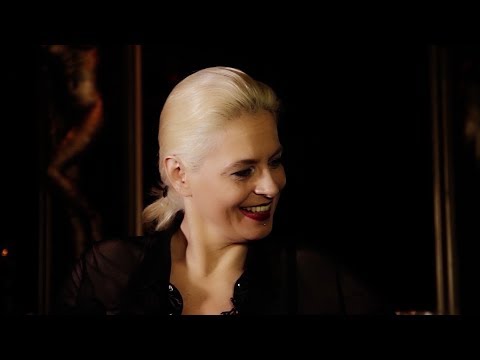Nymphomanin Taetowierte Kostuem Partnertausch