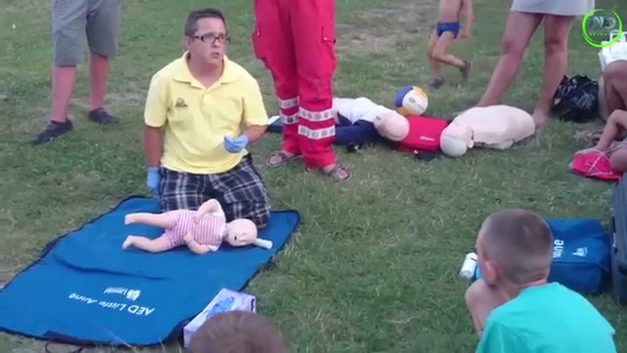 Pokaz pierwszej pomocy przedmedycznej u niemowląt. Polecam zobaczyć....