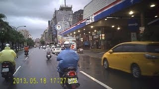20130518-1727雨衣男516-EAH你騎那麼快，路面那麼溼還闖紅燈，萬一撞到人怎麼辦