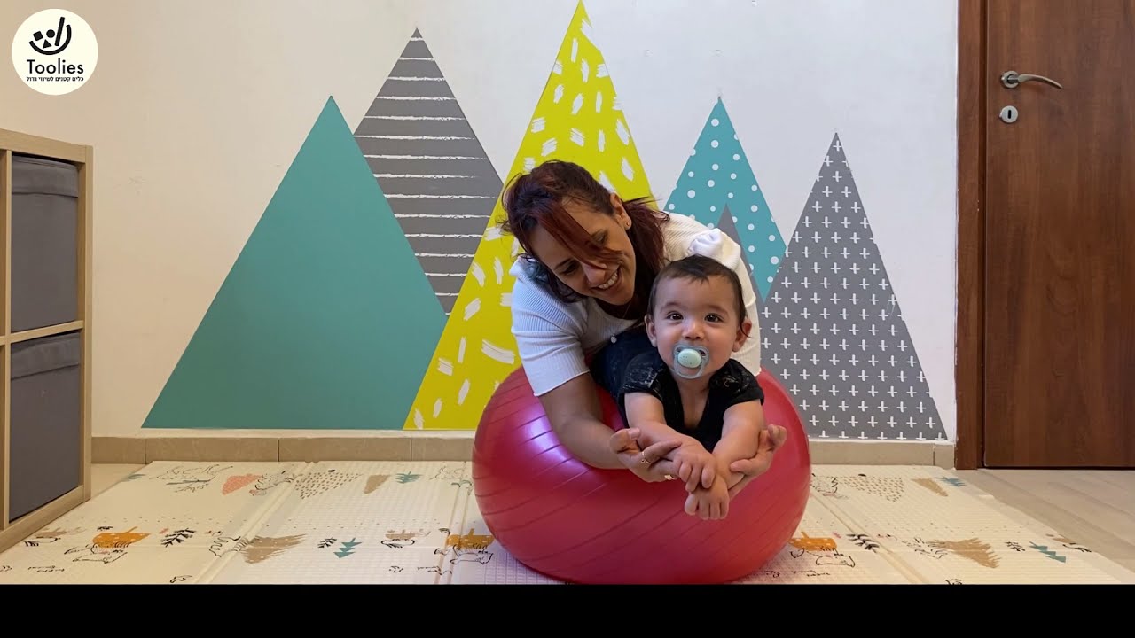 תרגיל לחיזוק שרירי הגו של הבייבי על כדור פילאטיס