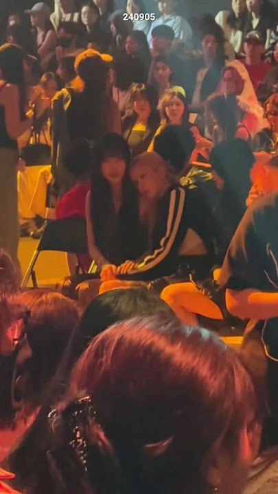 eunha lean her head on yuju shoulder 🙂❤️