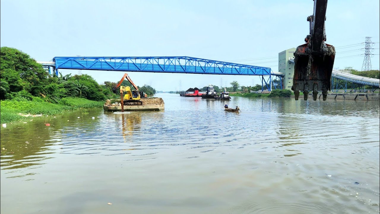 LONG REACH EXCAVATOR DIGGING DIRT ON RIVER | POV EXCAVATOR OPERATION ...