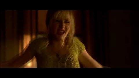 Christina Aguilera Sings 