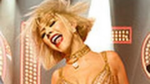 Christina Aguilera Sings 