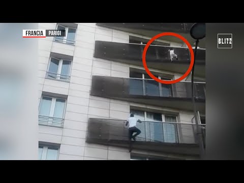 Parigi 22enne del Mali scala un palazzo per salvare la ...