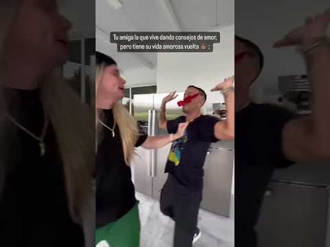 Tu amiga la que da consejos de amor y tiene su vida amorosa vuelta .