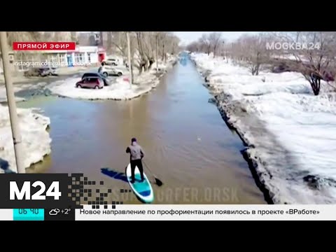 В Орске жители плавают по улицам на лодках из-за коммунальной аварии - Москва 24