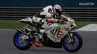 Modèle Réduit Moto APRILIA R53 2004 MC WILLIAMS 1/24 - Neuf Sur Socle, Légers Défauts