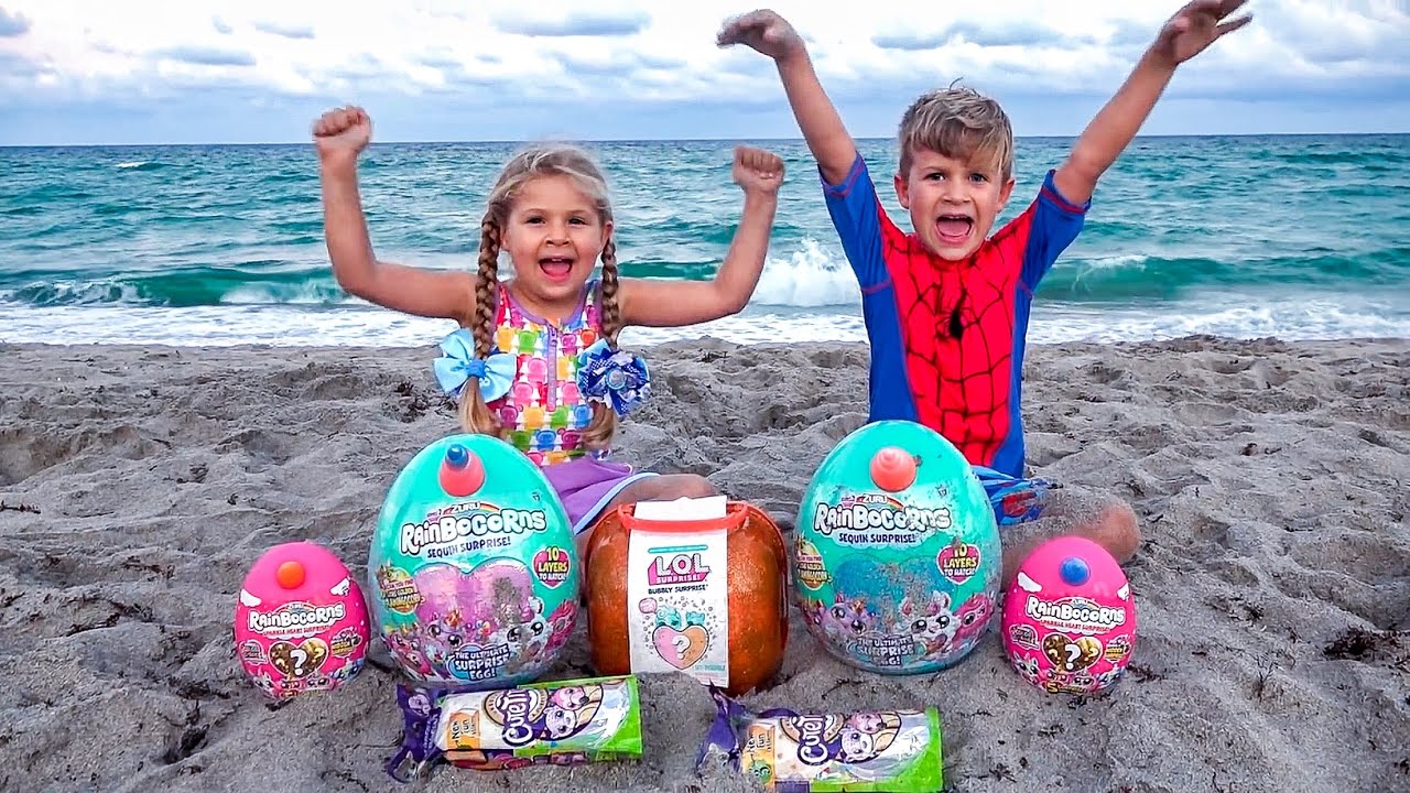 Diana và Roma chơi với bố trên bãi biển