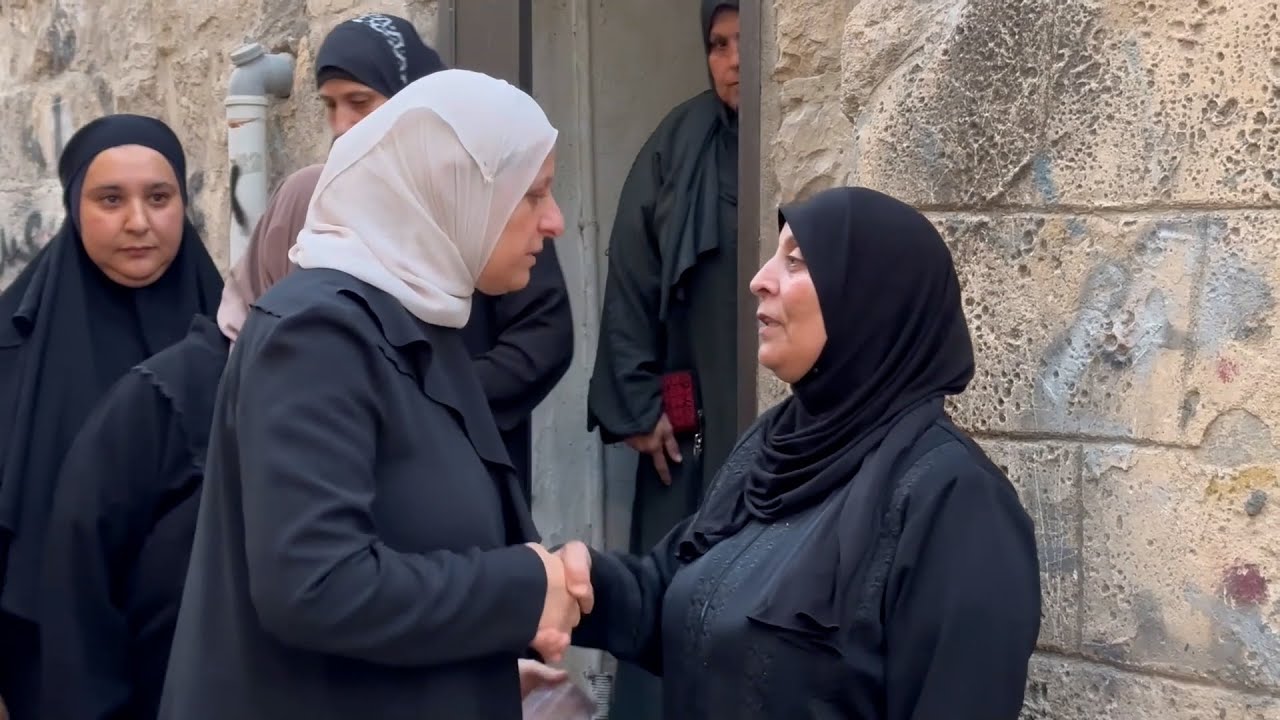 أمهات شهداء يقدّمن واجب العزاء لأسرة الشهيد مصطفى الكستوني في مدينة جنين