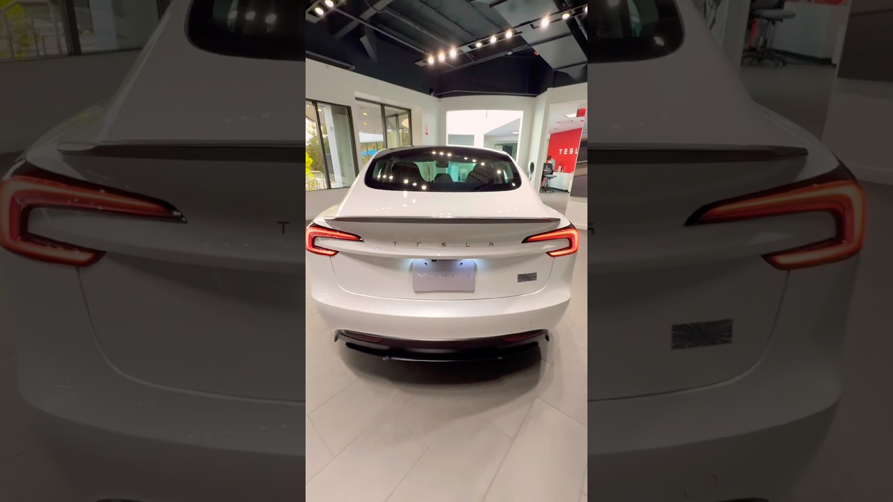 Tesla Model 3 Performance 2025 года выпуска, цвет кузова Pearl White Multi Coat.
