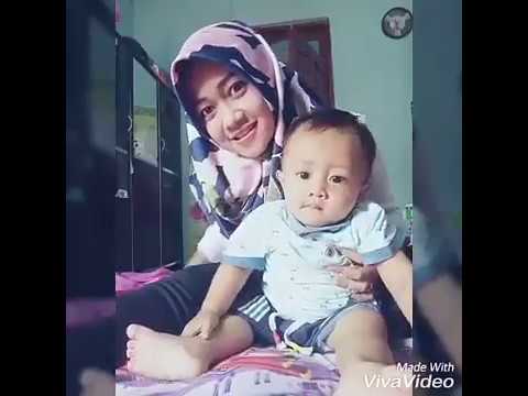 Nita Savana bersama anaknya nyanyi dikamar