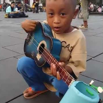 Pengamen cilik viral, ada yang tau apa judul lagunya?