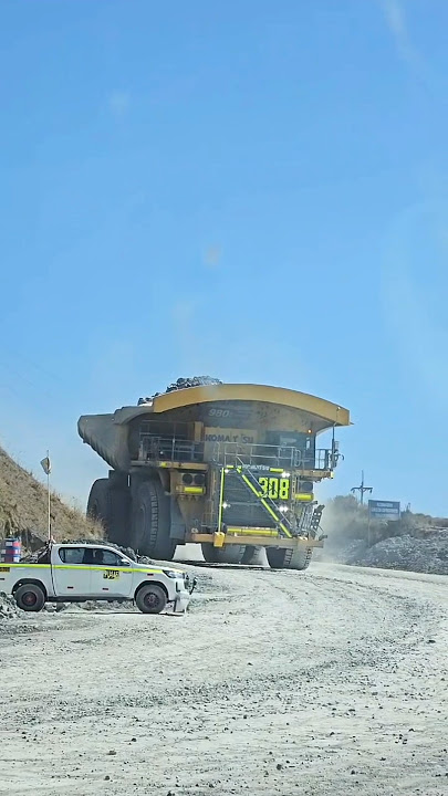 When a large truck passed through the mine #komatsu #machinery #mining