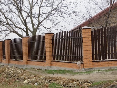 Забор своими руками с кирпича и профнастила Забор своими руками с кирпича и профнастила