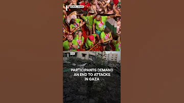 Spain People Raise Palestinian Flag At La Tomatina Festival Demand End To Gaza Attacks N18G 