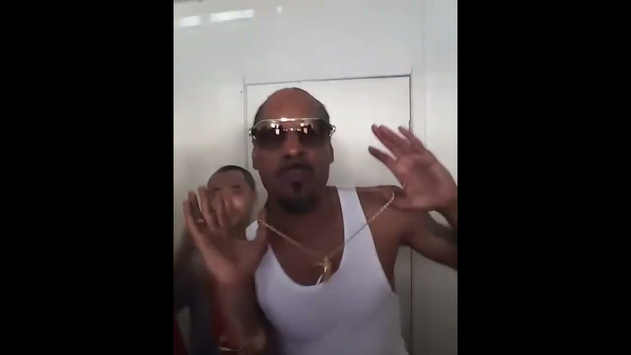 Snoop Dogg Humming Shadey Tales Bassline by King Cydal & Young Chop in Oakland off "Tacos & Pupusas"