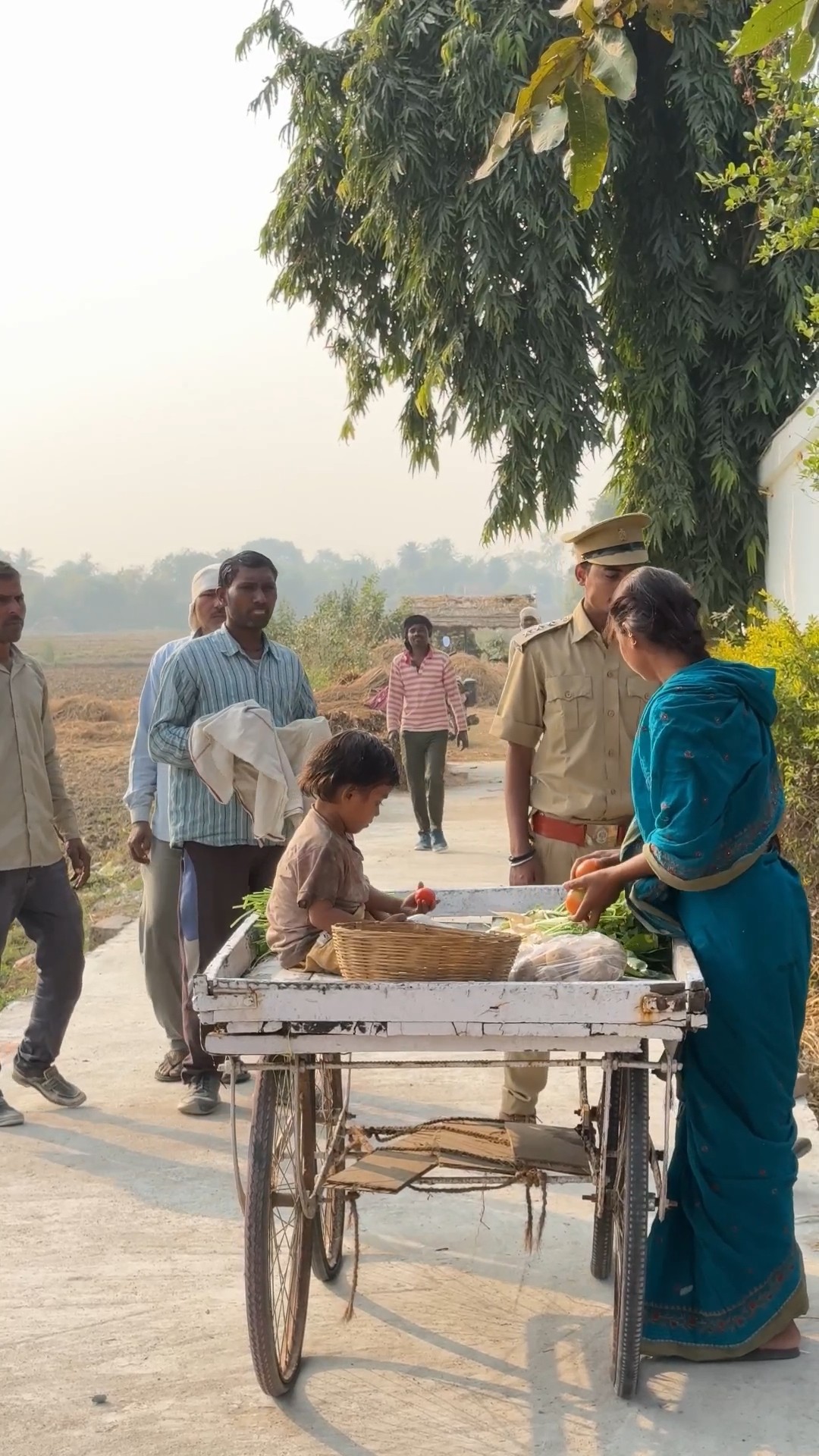 बाबा ने गरीबों की मदद की~???#shorts #emotional #motivation #pushpanjalimaurya