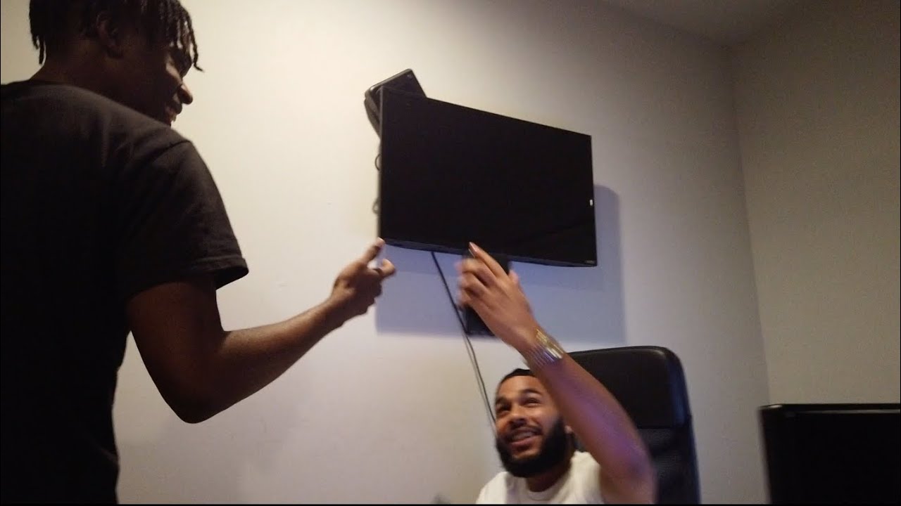 SAVING QUEEN AS MY SCREENSAVER TO SEE HOW CLARENCE REACTS !! ** HILARIOUS **