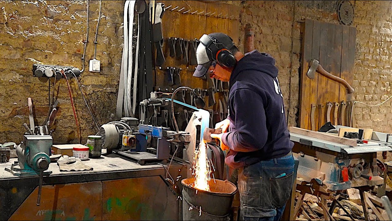 Как мужчина превращает старый ржавый топор в удивительный инструмент для бушкрафта