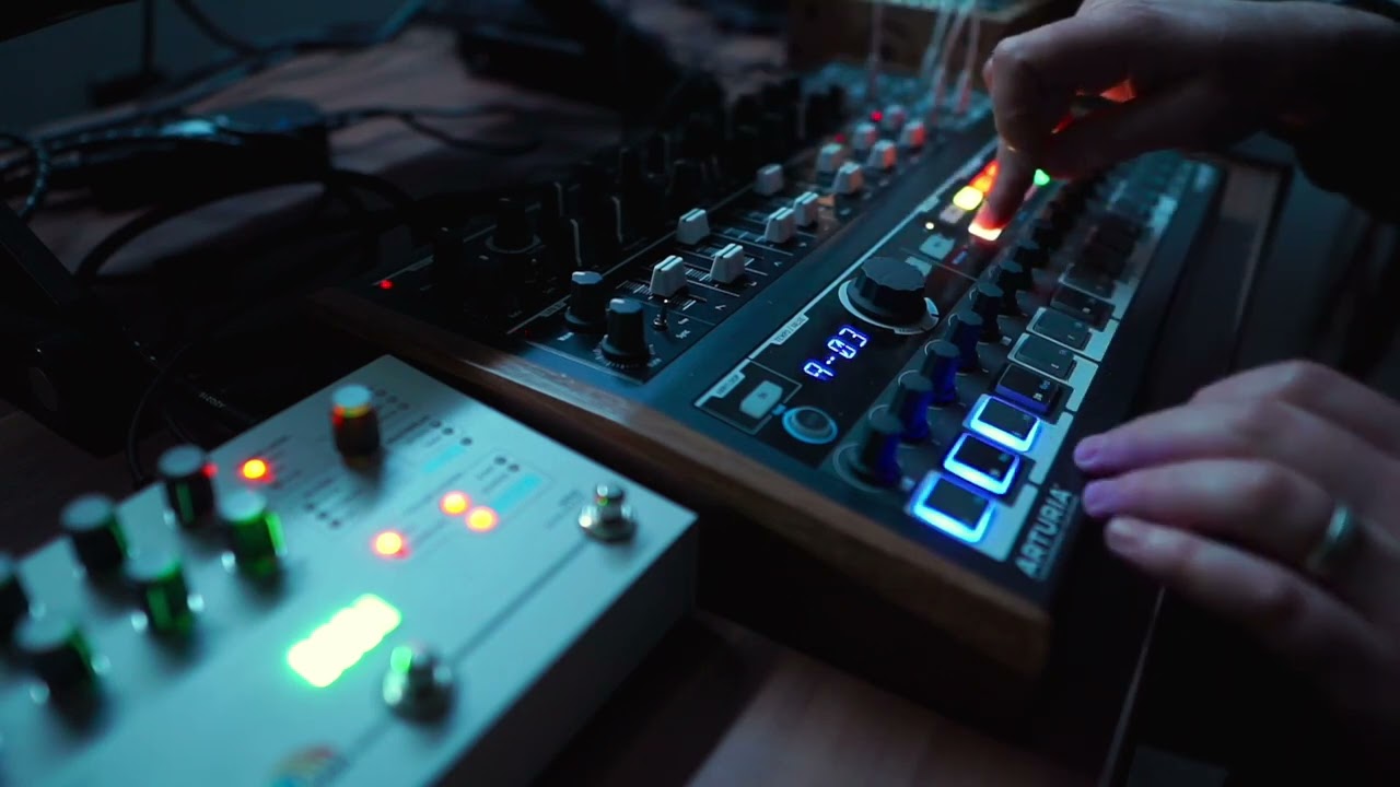 Ambient fun with one synth || MiniBrute 2S | Microcosm | Other Desert Cities | SuperMassive