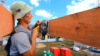 A guy erects a SINGLE ROOF in a RURAL development / Installation of a Mauerlat