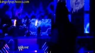 سى ام بانك يضرب اندرتيكر ويفرغ القارورة Raw 01.04.2013 punk attak taker