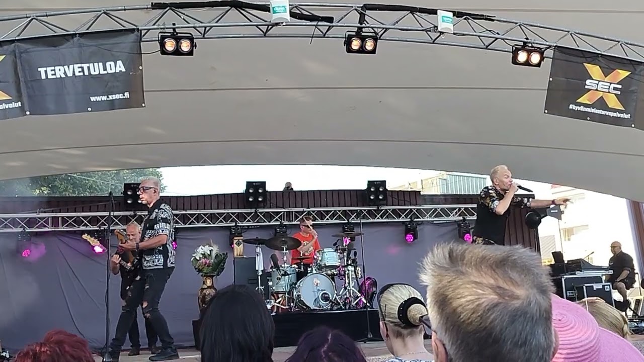 Neljä Ruusua - Seuraan sua - Live