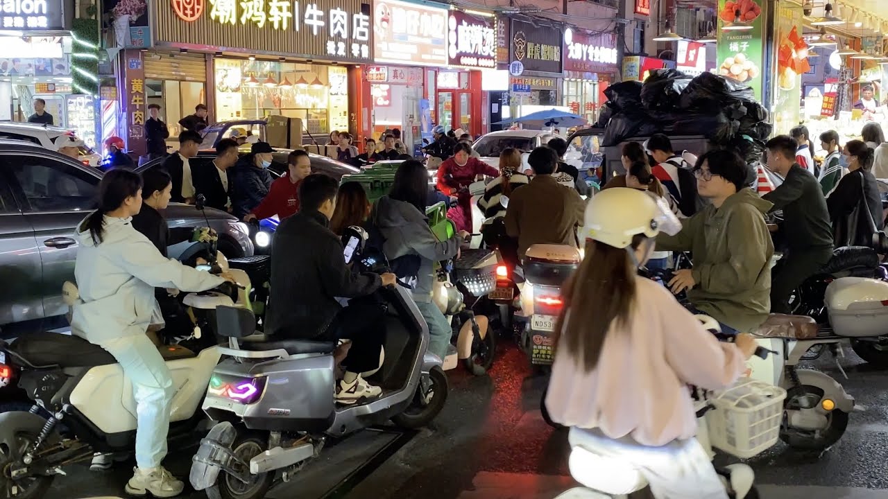 逃离广州CBD，却闯进了白云区东平夜市，比市中心更野更鲜活！#chinatravel  #guangzhou city ，广州城中村、东风东路、钟屋村、白云区东平地铁站！
