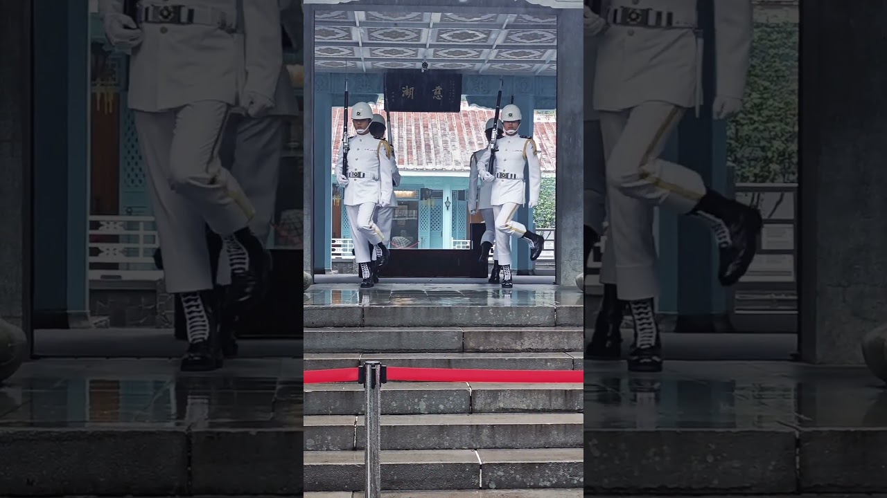 梅雨綿綿下,🇹🇼海軍儀隊禮兵在迴廊交接,展現風雨無阻的守護精神~🫡👍💪💥🫡 #honorguards #navy #cihu Mausoleum #台灣桃園