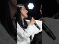 L'appello di Arisa:  “Spegnete l’aria condizionata! Uomini, avete caldo? Spogliatevi!"
