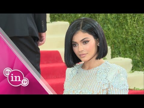 Video: Die Sonne Küsste! Kylie Jenner, Julia Savicheva Und Andere Stars, Die Ihre Sommersprossen Nicht Scheuen