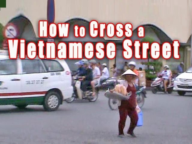 HOW TO CROSS THE ROAD IN VIETNAM! 🛵🇻🇳 This can be so daunting