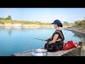 anokhi hook se machhali pakdna ek gaon ki sundar mahila talaab ke kinare gayi hook fishing