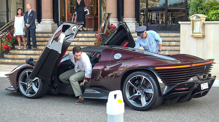 Cuplu miliardar care sosește cu FERRARI DAYTONA SP3 la Hotel de Paris din Monaco!!