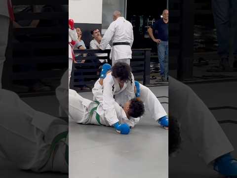 do nada a luta virou cena de filme de romance 🤣👊 mas logo voltou ao normal kkkkk 🥋 #karate
