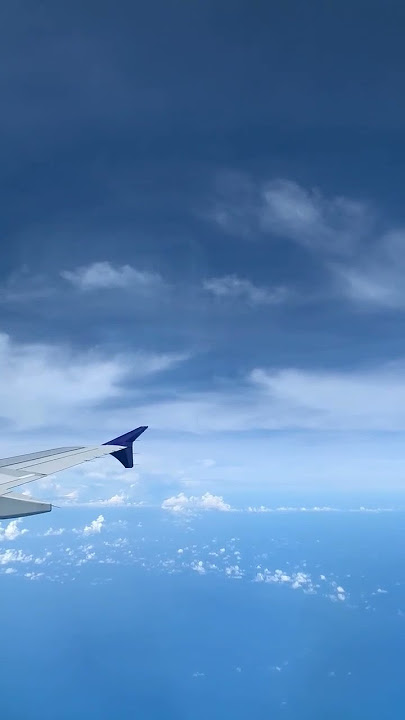 Terbang dibawah langit biru dengan awan tipis menyapa #shorts