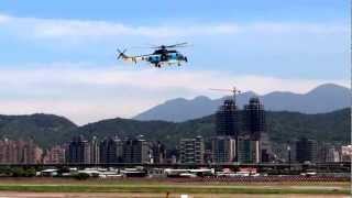 2012年7月10日 EC-225型機成軍典禮上的EC225直升機飛行表演