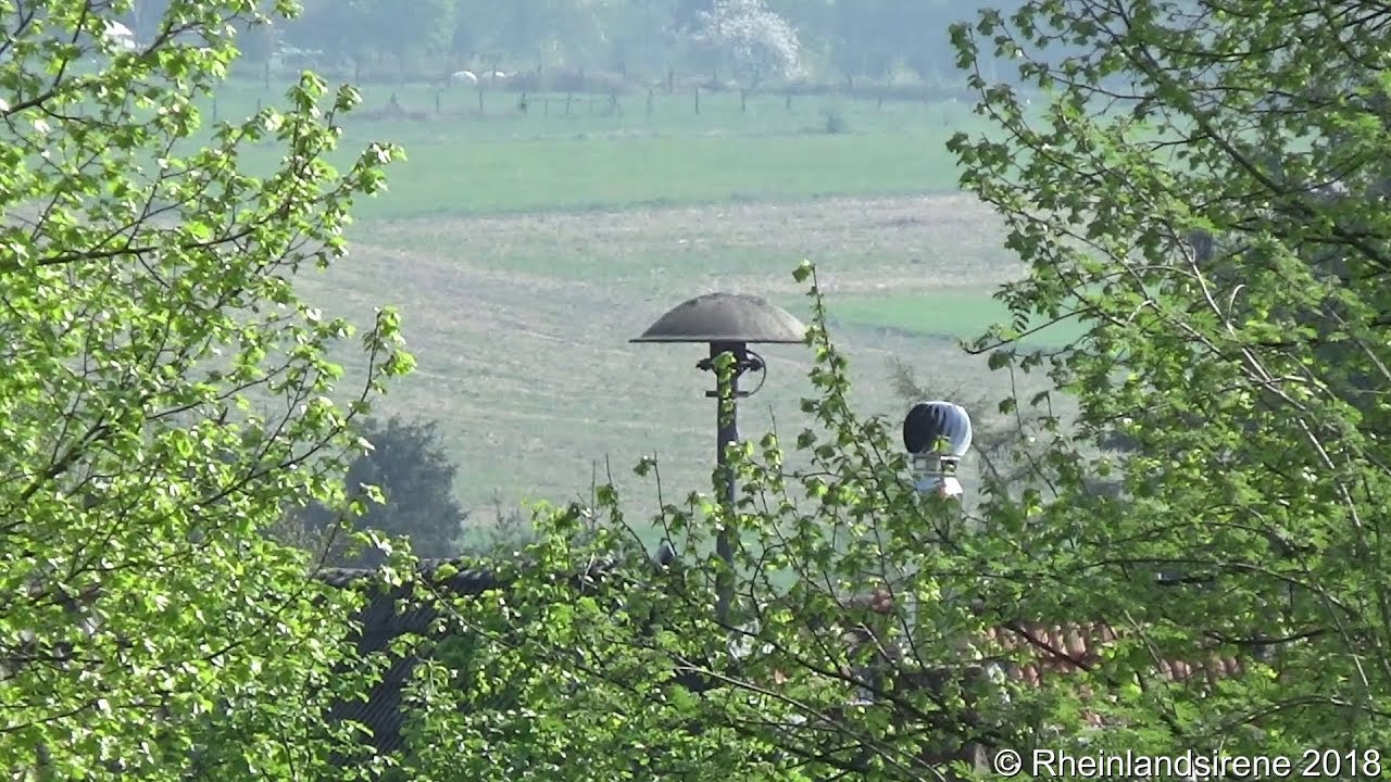 E57-Sirene auf historischer Hofanlage  - Sirenenprobe Königswinter-Wahlfeld