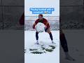 Mit einem Schneeball Fußball spielen? 😳 #fussball