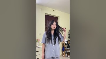 Những lúc thế này chỉ cần một nụ cười tự tin và một mái tóc không "đói" 😂