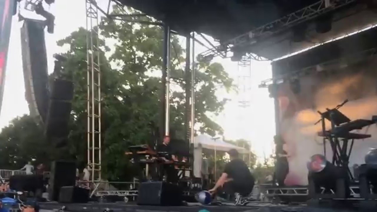 camera iphone 8 plus apk Lauren Mayberry of CHVRCHES kicks beachball at Pitchfork 2015