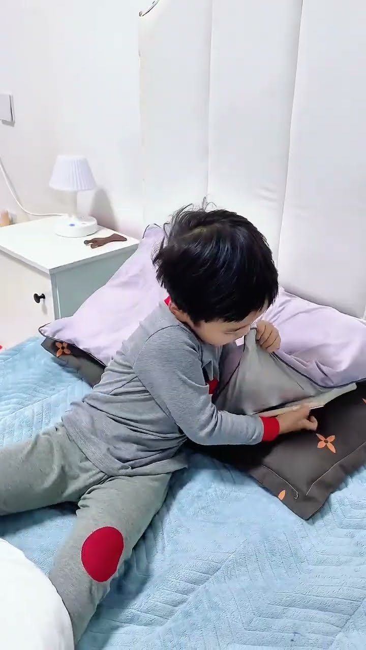 儿子为了玩手机想出这损招，太逗了!#Cute baby#Cute#呆萌小米宝#聪明宝宝#萌娃